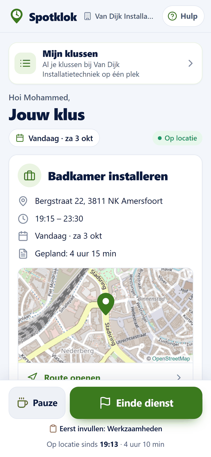 De kluspagina op de telefoon van een medewerker: adres, tijden, kaart, de status ‘Op locatie’ en de knoppen Pauze en Einde dienst.